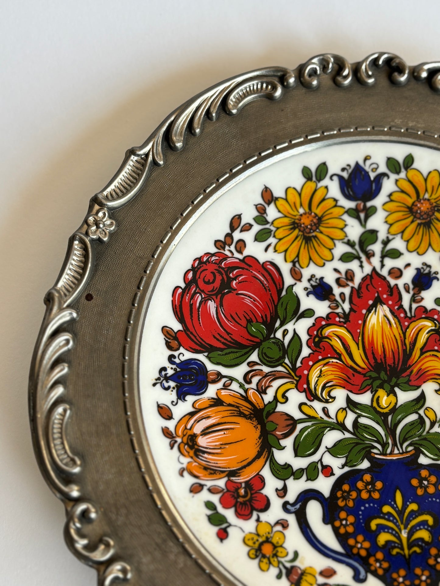 Decorative porcelain plate