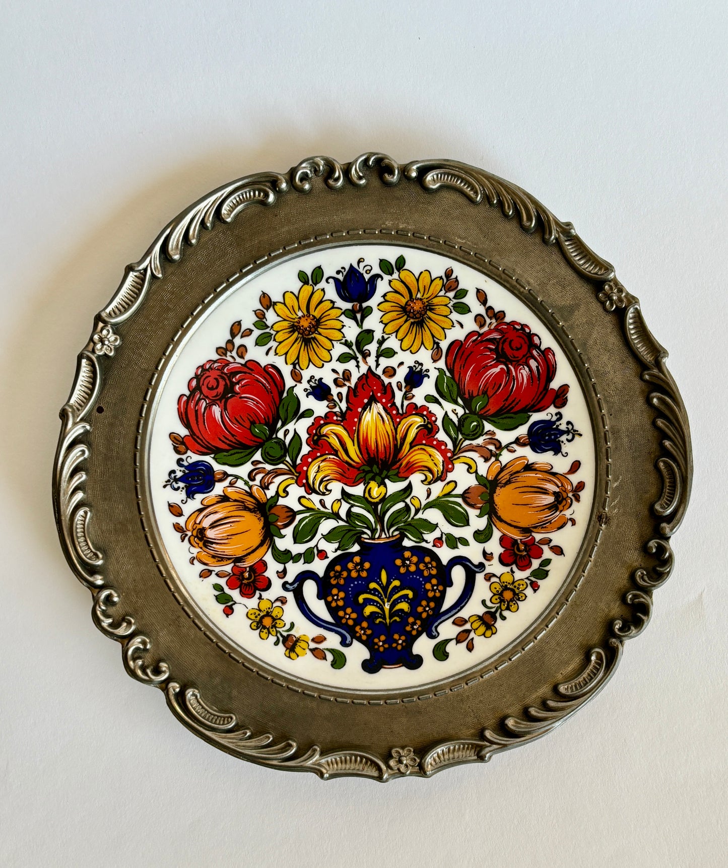 Decorative porcelain plate