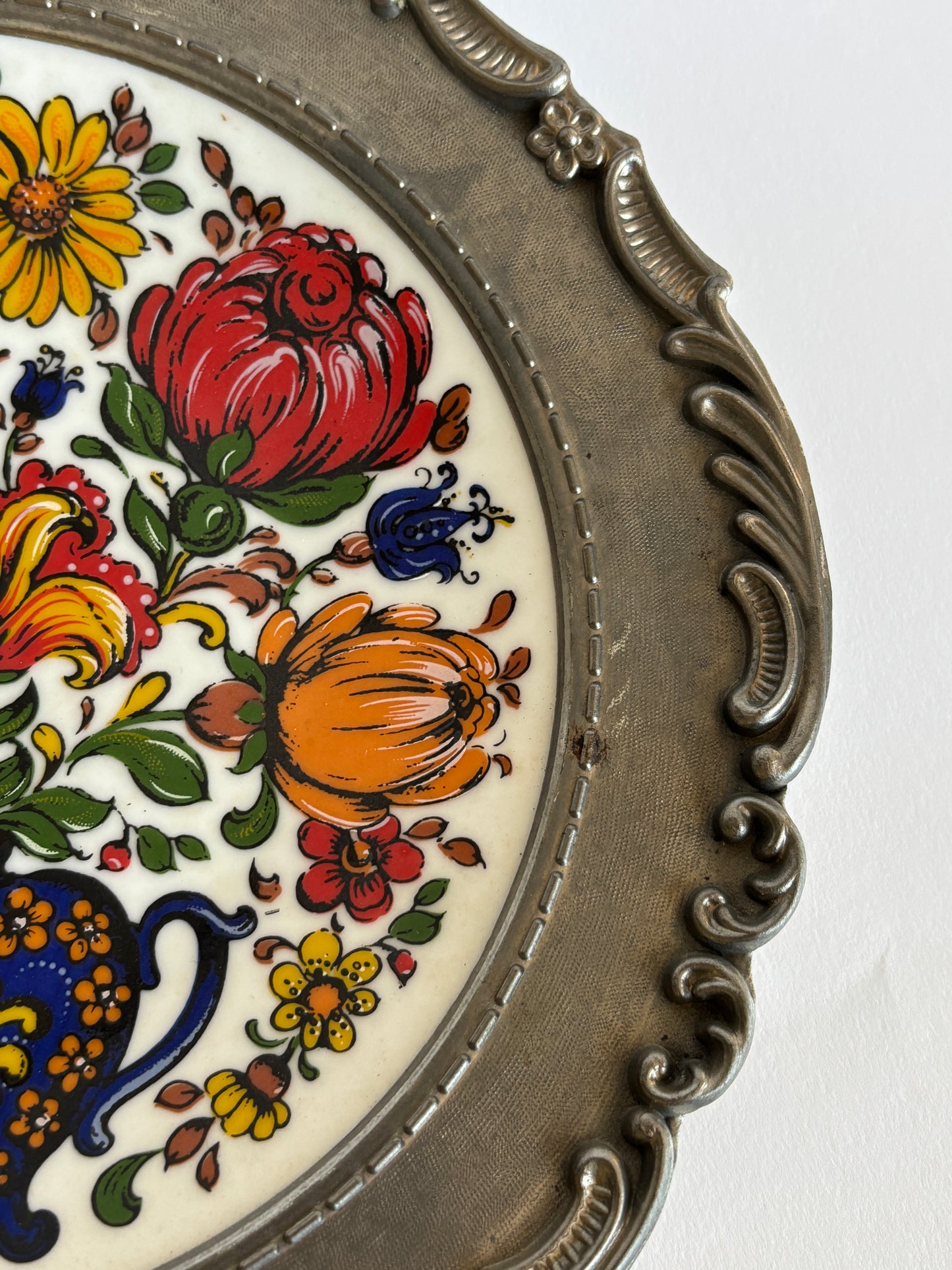 Decorative porcelain plate